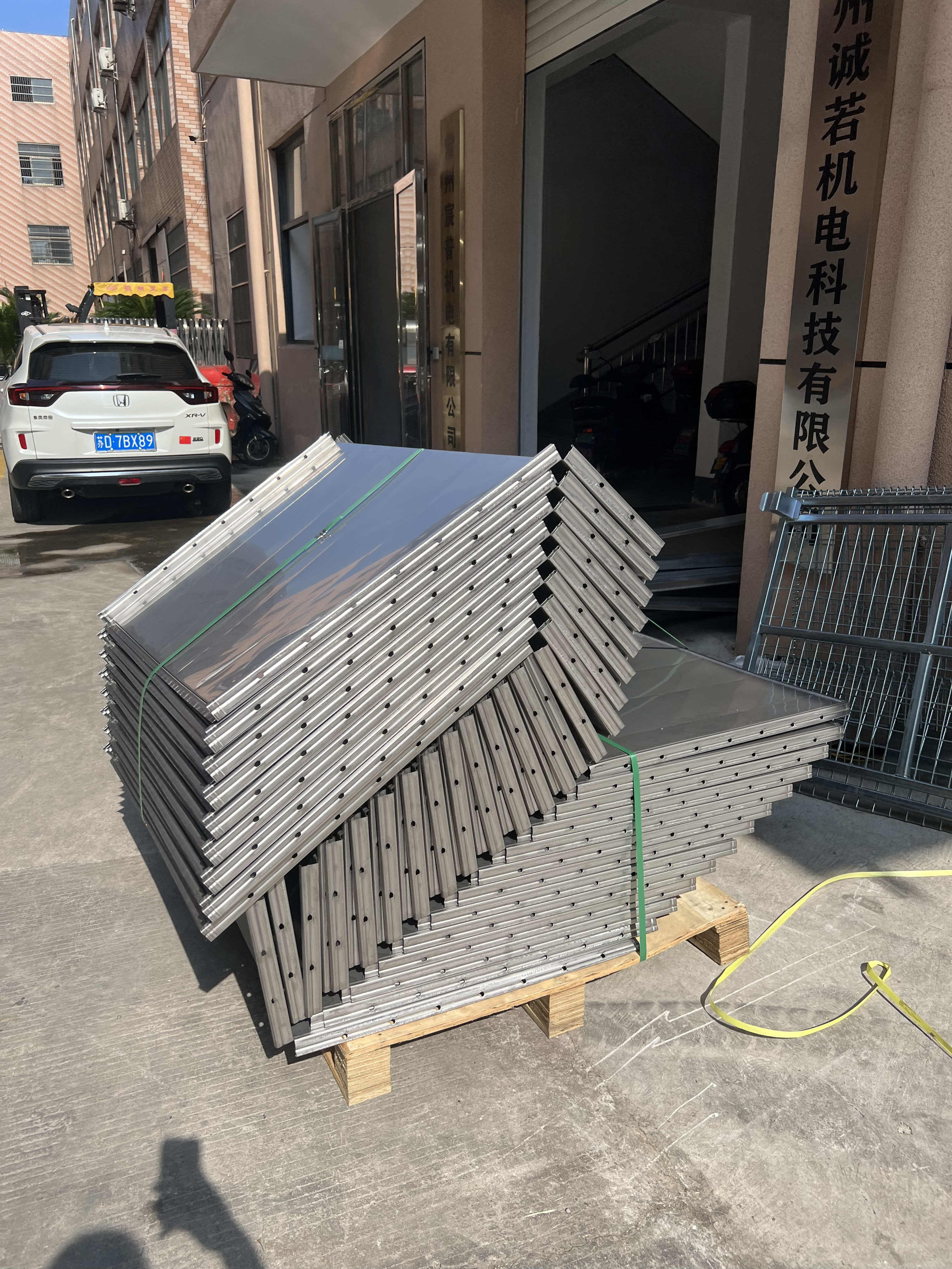 安裝不銹鋼共板法蘭風(fēng)管時(shí)的注意事項(xiàng)